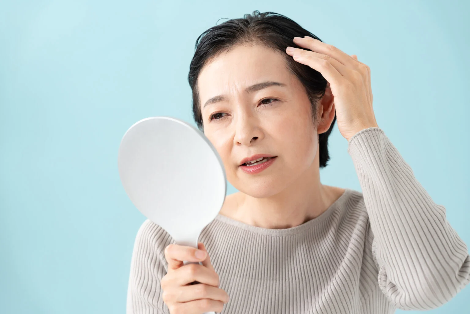 50代・60代の髪の悩み。つむじ割れ・ボリューム不足を「5秒」で解決する方法